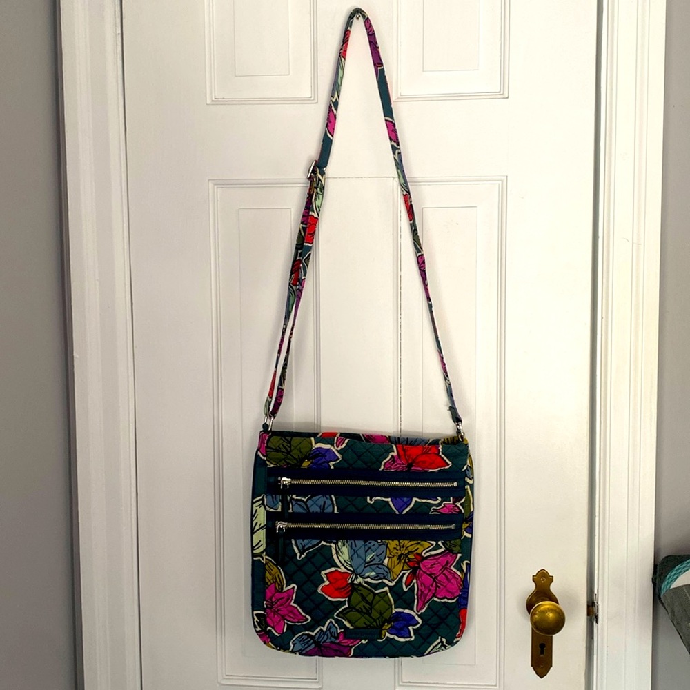 Vera Bradley Falling Flowers Crossbody Adjustable Strap charging pocket